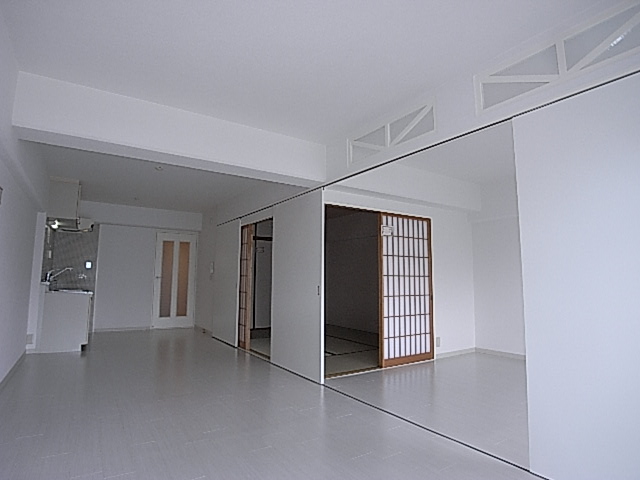 Other room space. Tsukamatsukireru is living in the door.