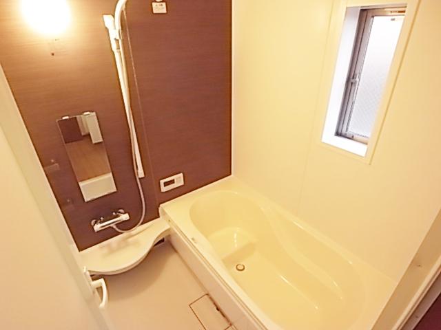 Bathroom. Spacious bathroom that can be bathing with children