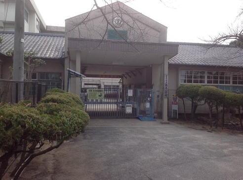 Primary school. Neyagawa Municipal fifth to elementary school 890m