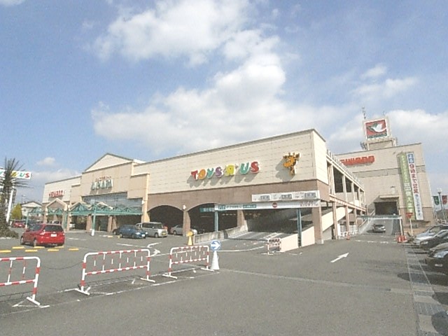 Shopping centre. Toys R Us Korien store up to (shopping center) 1069m