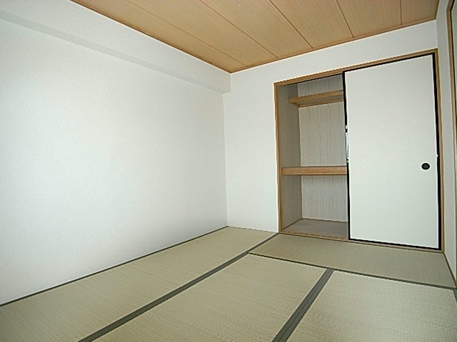 Other room space. Japanese-style storage Open