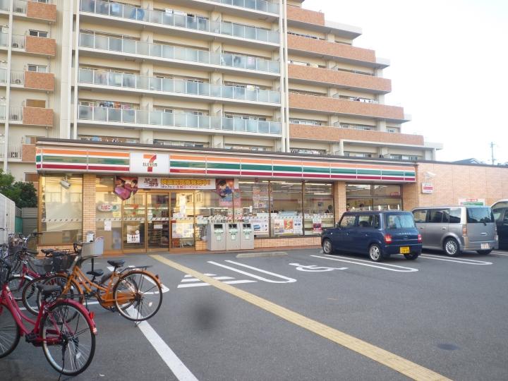 Convenience store. Seven-Eleven Neyagawa 696m medium to the store Kanda-cho