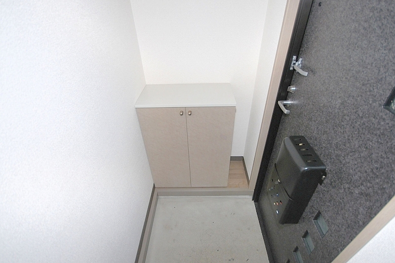 Entrance. Entrance, Cupboard