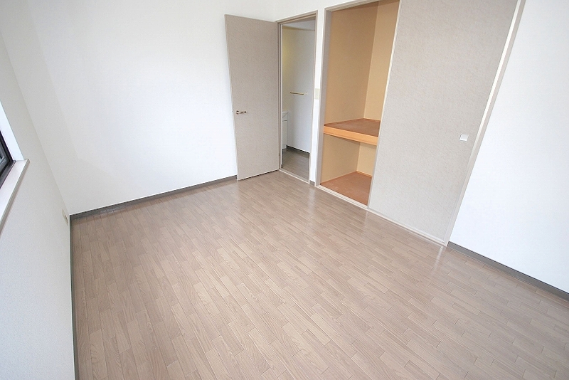 Living and room. Western-style 6 Pledge