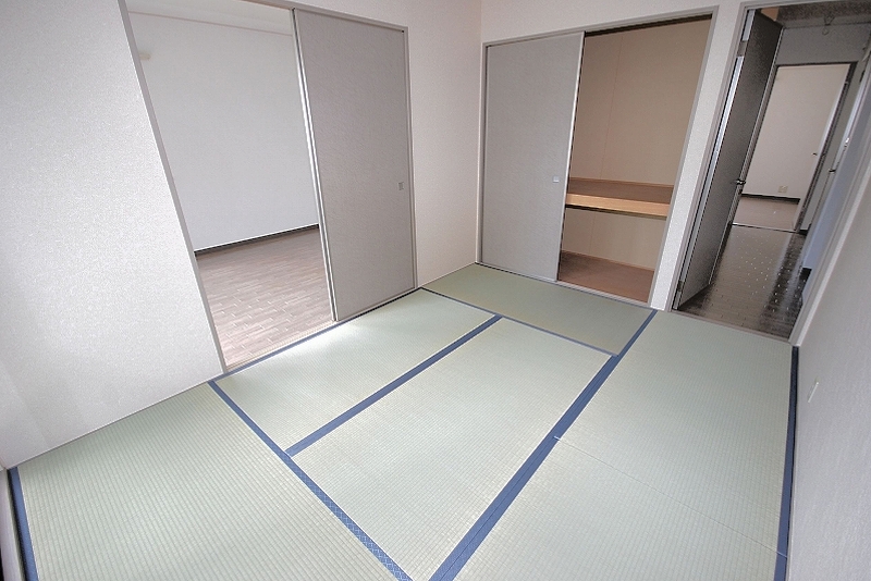 Living and room. Japanese-style room 6 quires closet Open