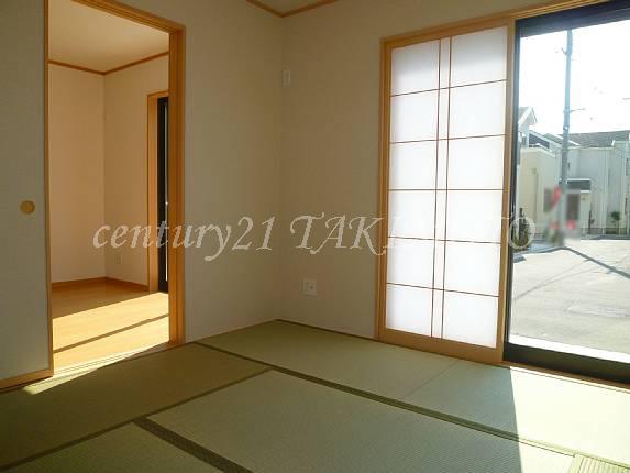 Non-living room. There is lighting from the south is bright Japanese-style room!