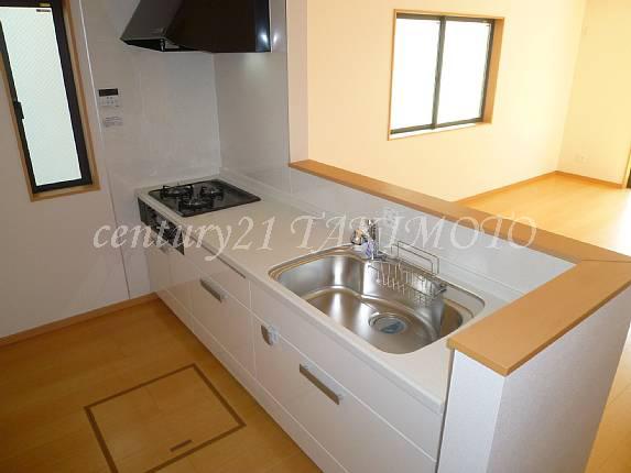 Kitchen. Popular face-to-face kitchen. Storage is also abundant!