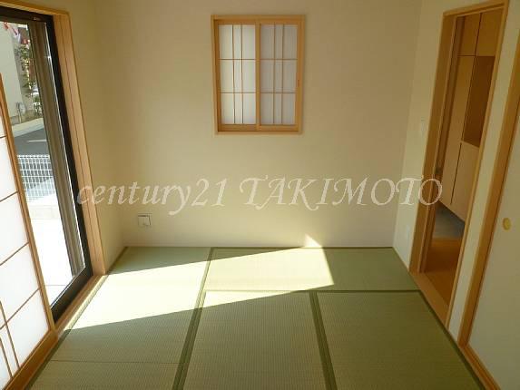 Non-living room. Easy-to-use Japanese-style room in the living room adjacent.