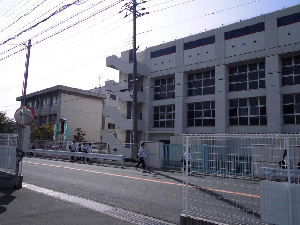 Junior high school. 287m school Easy Neyagawa until the second junior high school! 