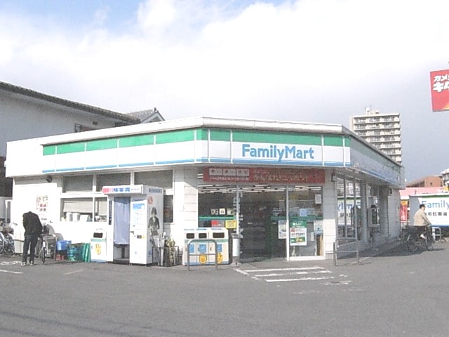 Convenience store. FamilyMart Neyagawa Hatsumachi store up (convenience store) 880m