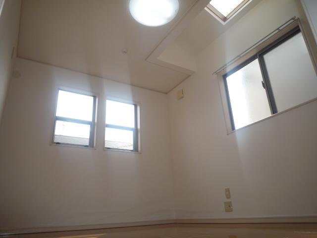 Non-living room. Since we have taken the top light (skylight), Bright even though tighten the window! 