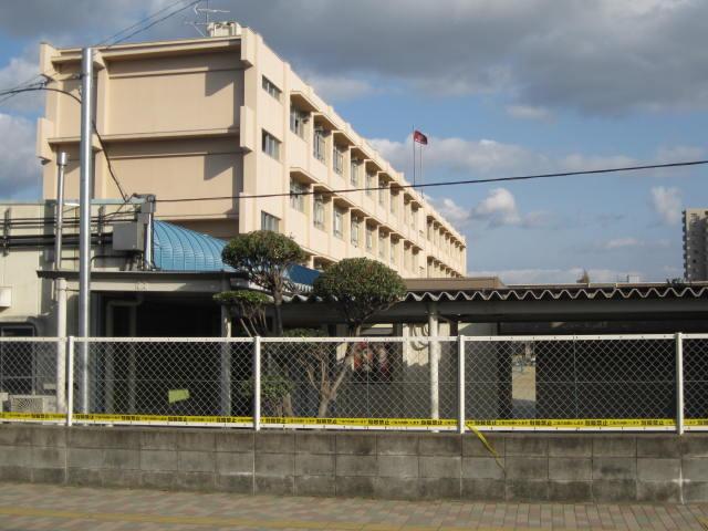 Primary school. Neyagawa 726m to stand center elementary school