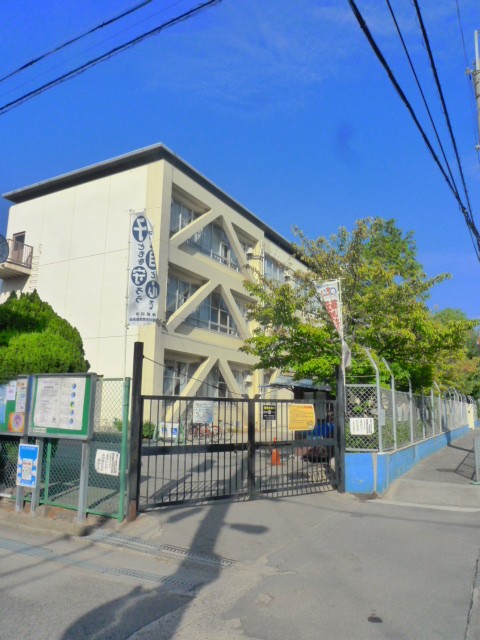 Primary school. Neyagawa 560m to stand Kanda elementary school (elementary school)