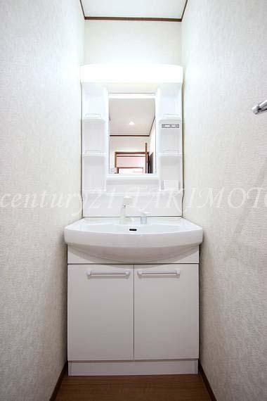 Wash basin, toilet. Storage space rich washbasin! !