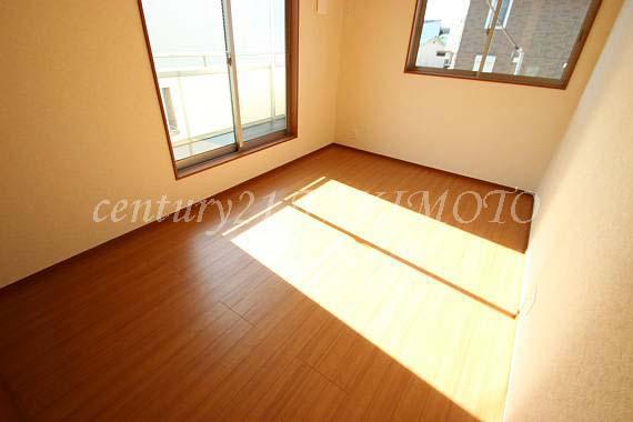 Non-living room. Pair glass used in each room! !