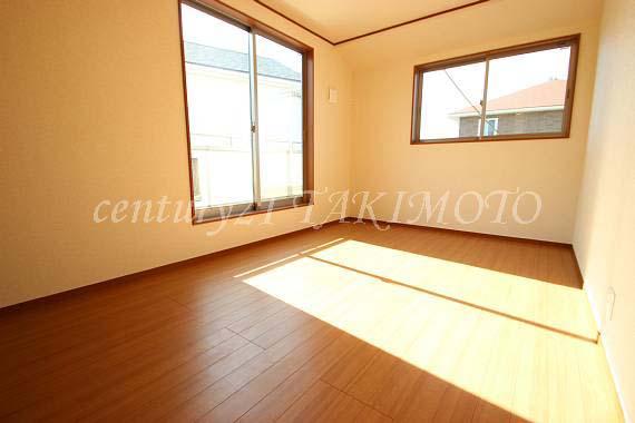 Non-living room. Storage space rich! !