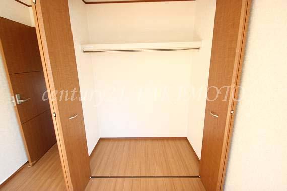 Local photos, including front road. Storage is abundant! !