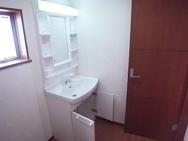 Wash basin, toilet. Storage capacity and functionality in superior vanity (same specifications as wash basin)