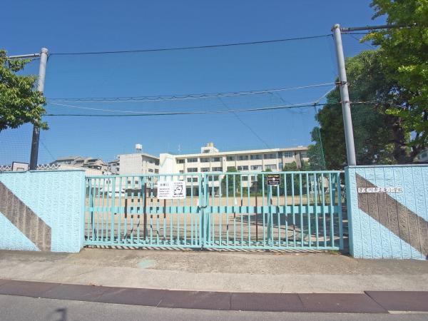 Primary school. 720m to East Elementary School