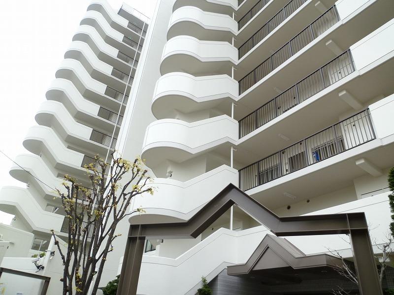 Local appearance photo. Large apartment ・ Convenient for transportation