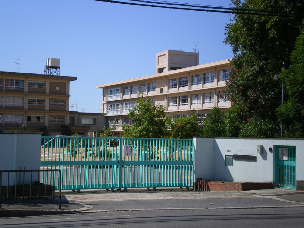 Primary school. Neyagawa Minami to elementary school 726m