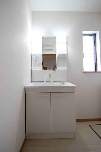 Wash basin, toilet. Washroom, LDK, toilet, Adjacent to the bathroom! It is easy to Floor housework!