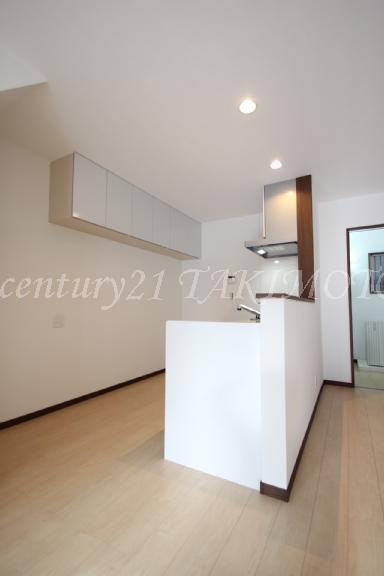 Living. Anyway, please see the room!