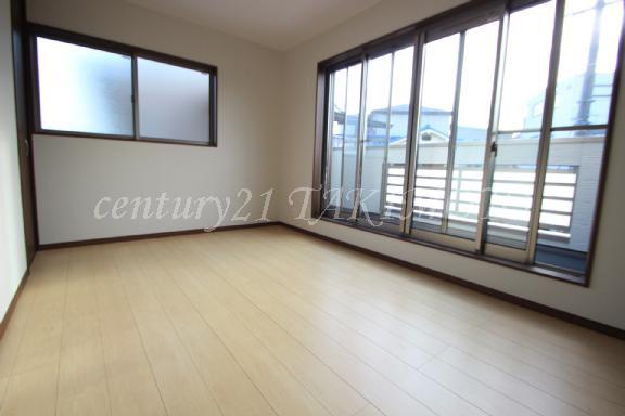 Non-living room. A lot of sun will came ^^ with large windows