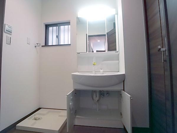 Wash basin, toilet. Wash basin with storage enhancement of the shower (same specifications washbasin)