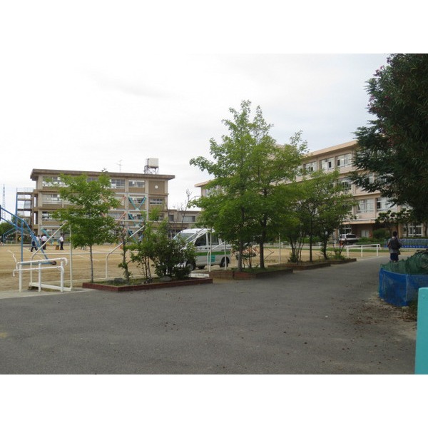 Primary school. Neyagawa Minami to elementary school (elementary school) 867m