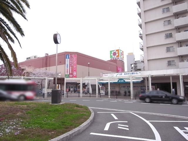 Supermarket. Izumiya Higashineyagawa to the store 373m