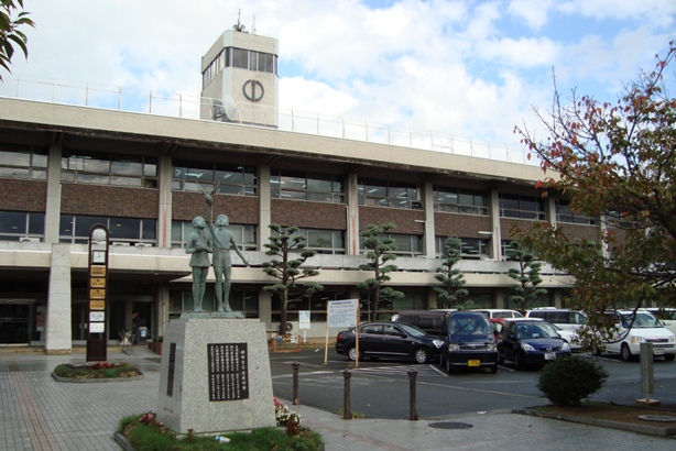 Government office. Neyagawa 483m to City Hall (government office)