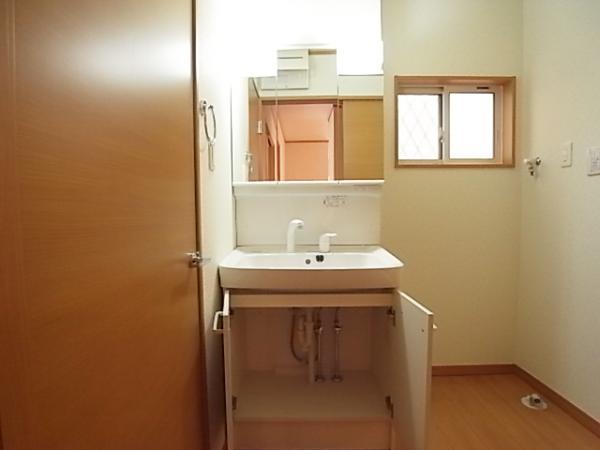 Wash basin, toilet. Wash basin with storage enhancement of the shower (same specifications washbasin)