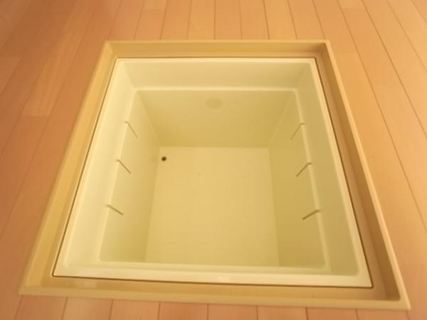 Receipt. Useful underfloor storage with plenty of