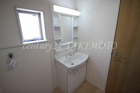 Wash basin, toilet. Storage rich washbasin! !