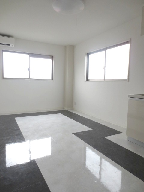 Living and room. It is a bright room is good.