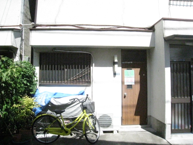 Building appearance. Entrance before parking wheel Allowed
