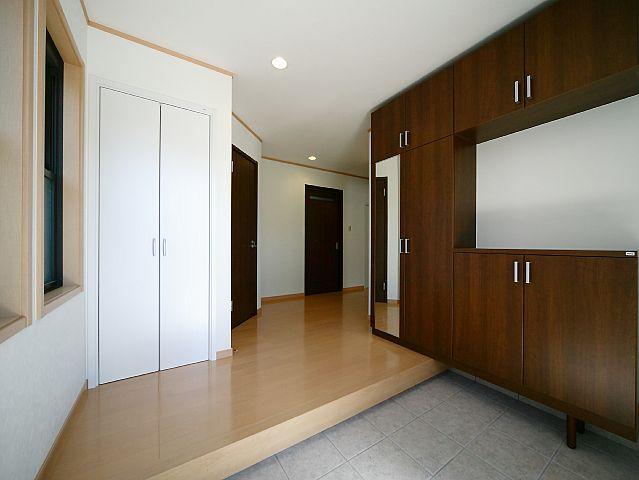 Same specifications photos (Other introspection). Our construction cases: entrance