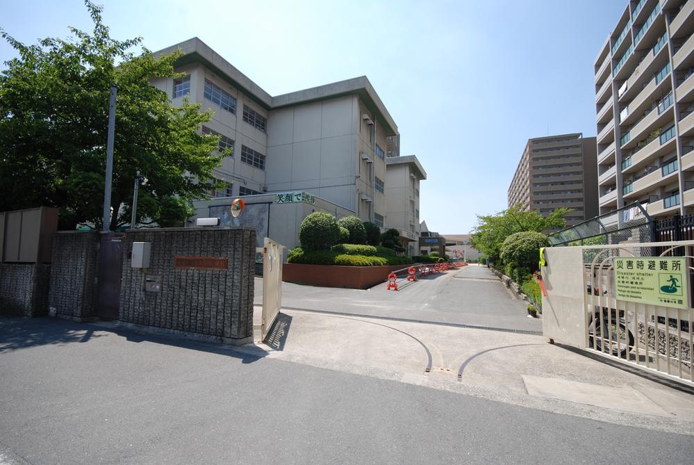 Junior high school. Tomoryo 岐中 to school 421m