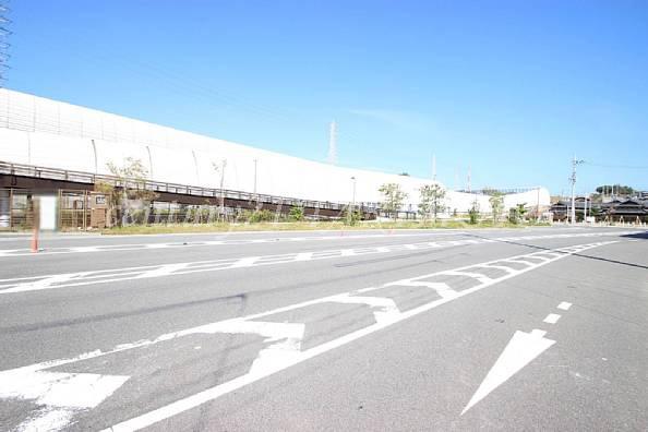 Local photos, including front road. Front road spacious! There are about 21m!