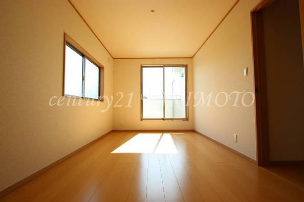 Non-living room. The main bedroom is 7.5 Pledge! It comes with even larger storage