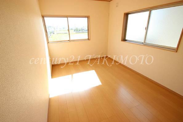 Non-living room. With storage in each room! You can use a wide room!