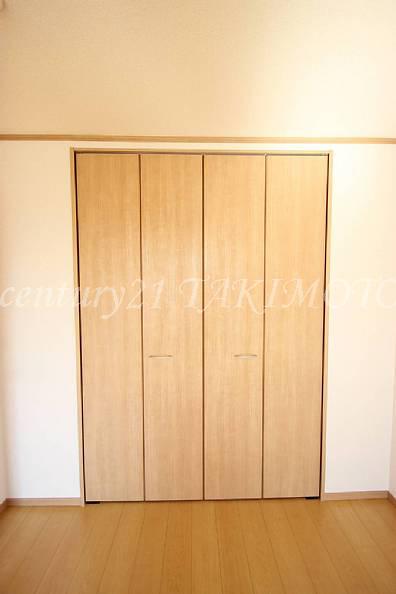 Receipt. Effortlessly storage of clothes in with hanger pipe!