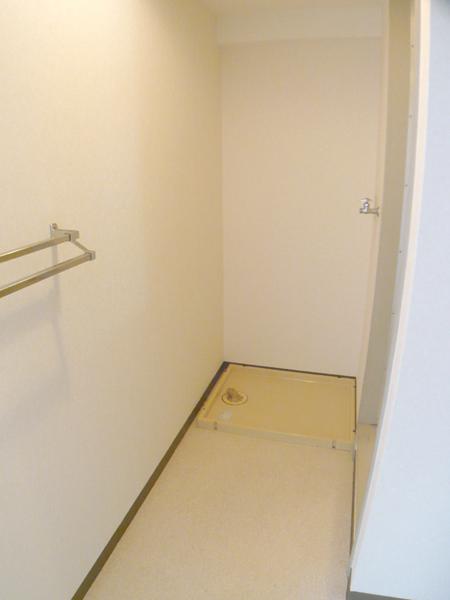 Wash basin, toilet. Indoor Laundry bread