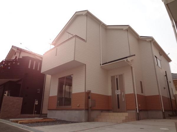 Local appearance photo. Facing south of the bright dwelling