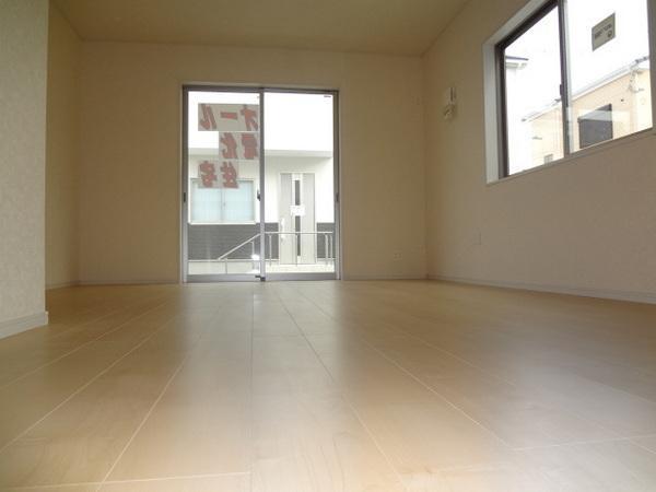 Living. A home away from home to give breath to the "hot"