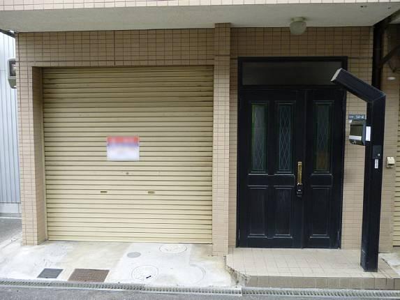 Parking lot. Shutter with garage!