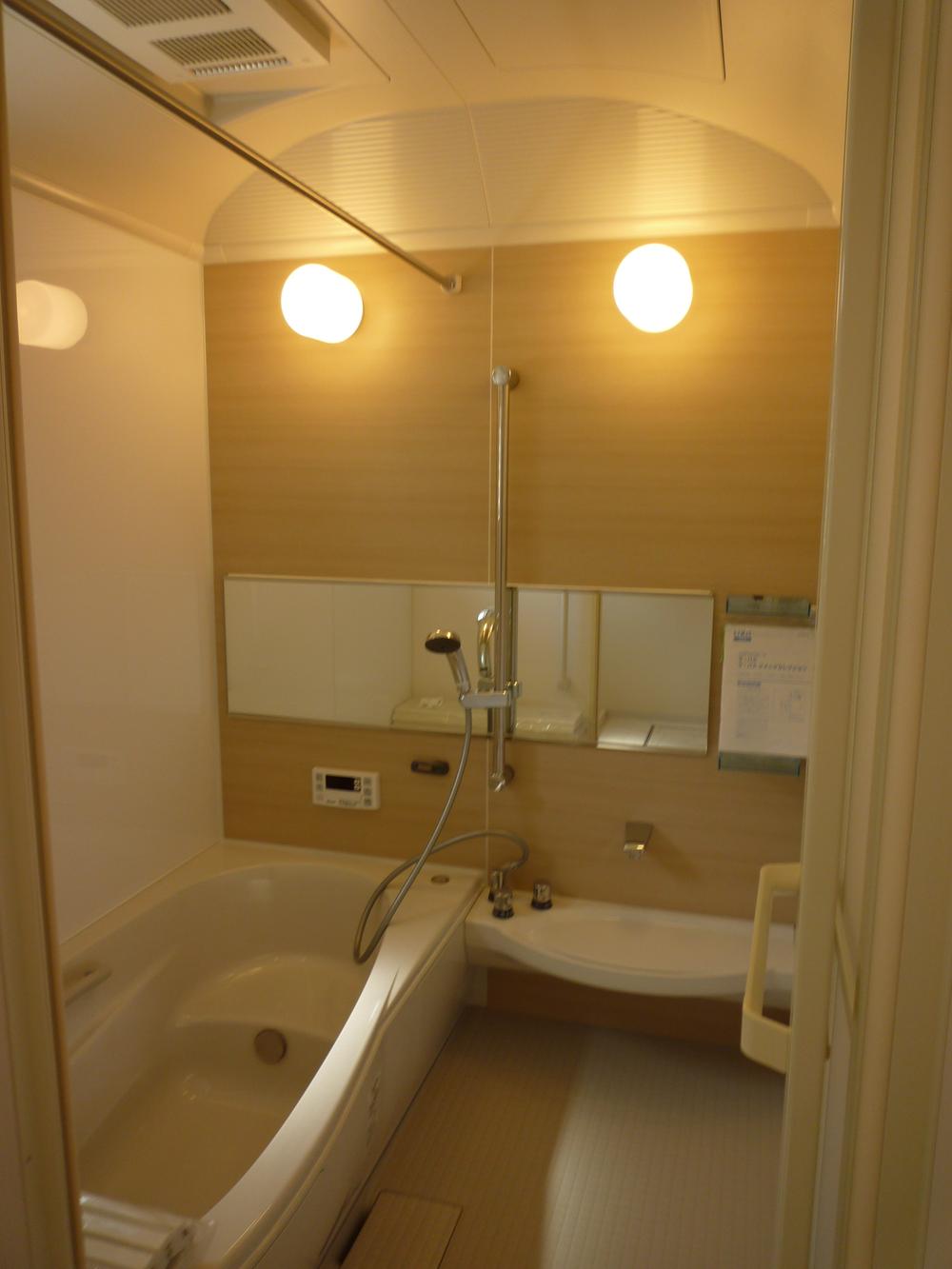 Bathroom. Bathroom <A No. locations>