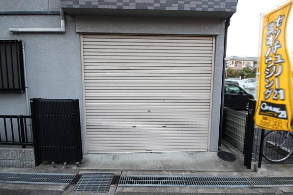 Parking lot. Garage with shutter! Security pat! 