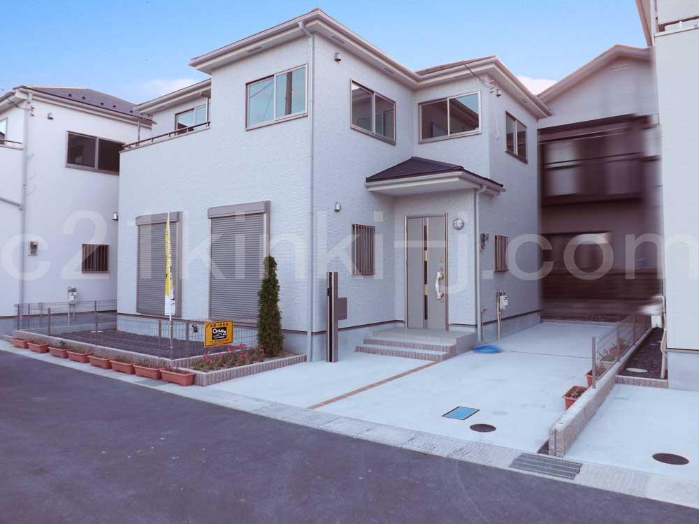 Same specifications photos (appearance). Same specifications photos (streets)